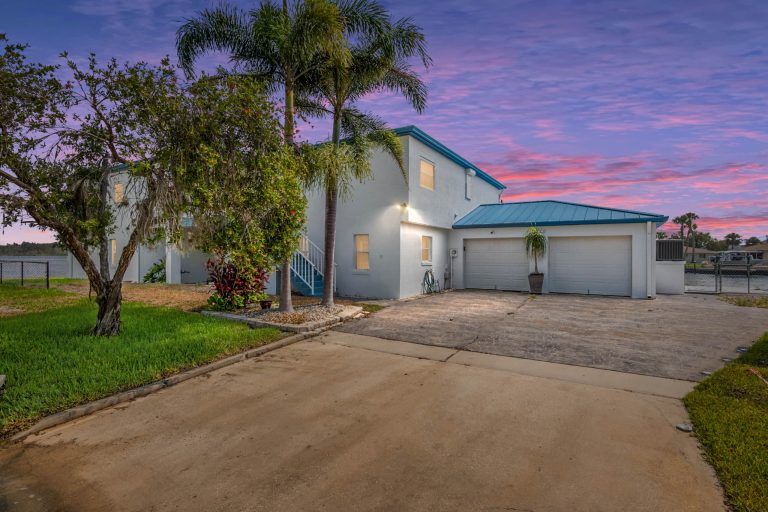 Crystal River vacation home exterior at sunset